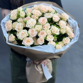 Нежный букет из 17 кремовых кустовых роз (60 см) в Рошале