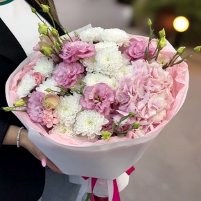 Букет "Табу" из хризантемы, Голландской гортензии и эустомы в Рошале