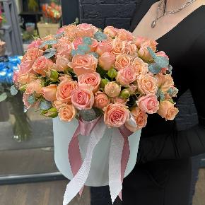 Композиция из кустовых роз в шляпной коробке " Персиковый мусс" в Рошале