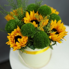 Композиция в шляпной коробке из подсолнухов и диантусов люкс в Рошале