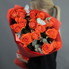Букет из 15 морковных роз с эвкалиптом (70 см) в Рошале
