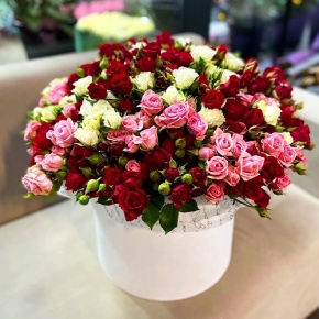 Композиция в шляпной коробке из 101 кустовой розы микс (50 см) в Рошале