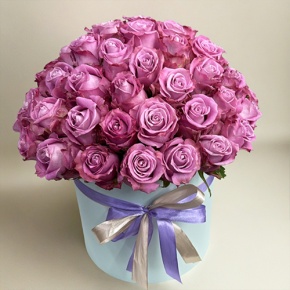 Композиция в шляпной коробке из 51 розы Меритим в Рошале