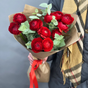 Букет из 11 ранункулюсов и эвкалипта в Рошале