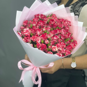 Букет из 19 кустовых роз Фаерворкс (60 см) в Рошале