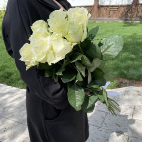 Букет из 9 белых роз (70 см) в Рошале