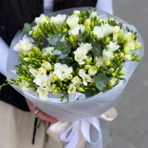 Букет из 51 белой фрезии в Рошале