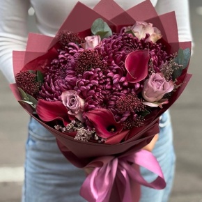 Букет "Импульс" из скиммии, калл, роз и хризантем Бигоуди в Рошале