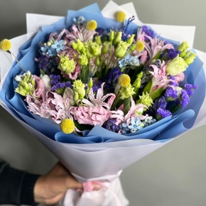 Букет "Загадка вечности" из гиацинтов, нерине, тюльпанов и оксипеталума в Рошале