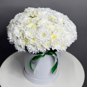 Композиция в шляпной коробке "Виолетта" из кустовых хризантем в Рошале