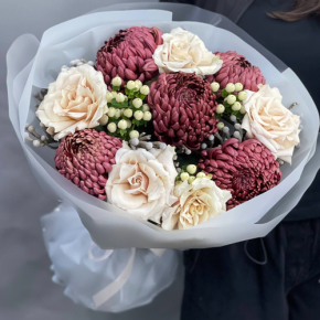 Букет "Всё что тебе касается" из хризантем Бигоуди, роз Эквадор Квиксенд и гиперикума в Рошале