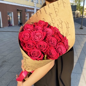 Букет из 15 роз Шангрила в крафте (60 см) в Рошале
