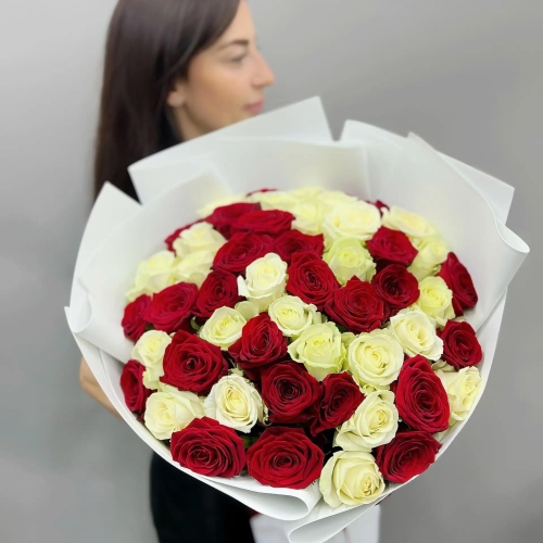 Букет из 51 красно-белой розы 70 см в Рошале