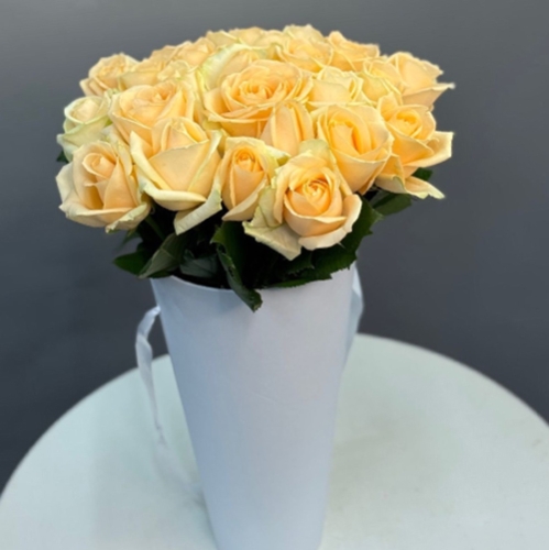 25 кремовых роз в конусе в Рошале