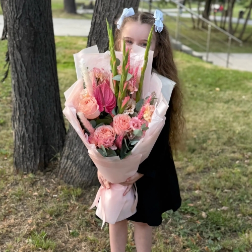 Букет на 1 сентября с гладиолусами, розами и антуриумом в Рошале