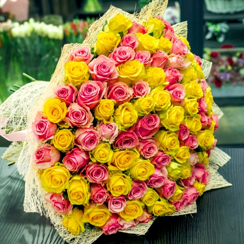 Букет из 101 розовой и лимонной розы (50 см) в Рошале