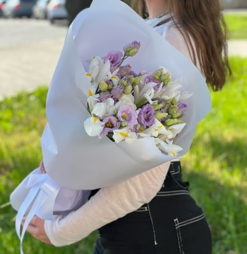 Букет "Вива ла дива" из эустом и ирисов в Рошале