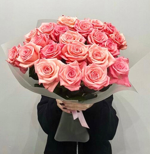 Букет из 21 розовой розы (50 см) в Рошале