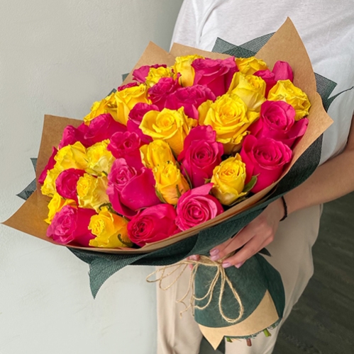 Букет из 51 малиновой и лимонной розы (40 см) в Рошале
