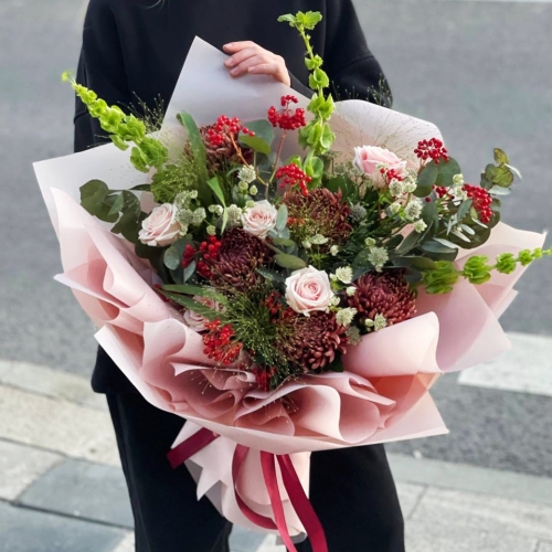 Букет "Вернисаж" из калины, хризантем Бигоуди, молюцеллы, паникума, роз и астранции в Рошале