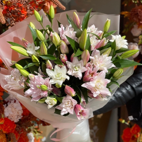 Букет из 11 ароматных пионовидных лилий в Рошале