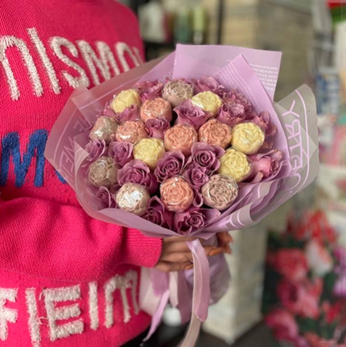 Букет из роз и шоколадных пионов в Рошале