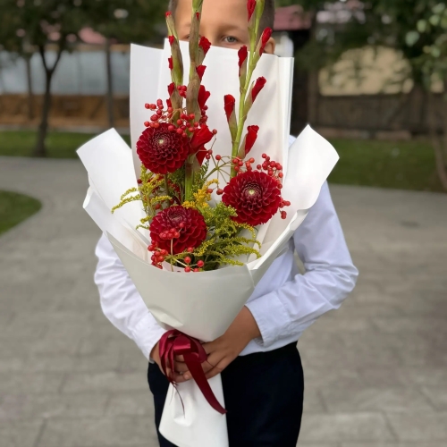 Букет на 1 сентября с красными гладиолусами, георгинами и калиной в Рошале