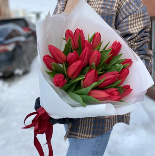 Букет красных тюльпанов в Рошале