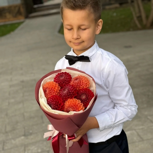 Букет из 7 сезонных георгин в Рошале