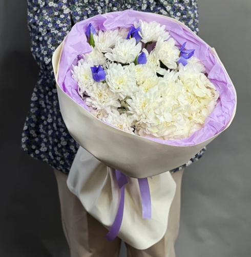 Букет "Грация" из ирисов, гортензии и кустовых хризантем в Рошале