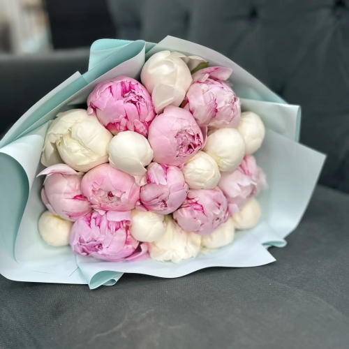 Микс из 19 бело-розовых пионов в Рошале