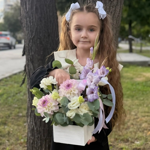 Композиция с георгинами на 1 сентября в белом ящике в Рошале