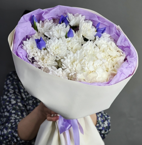 Букет "Грация" из ирисов, гортензии и кустовых хризантем в Рошале