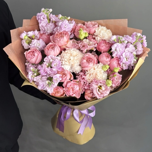 Букет "Амели" из ароматных маттиол, пионовидных кустовых роз Джульетта  эустом и диантусов в Рошале