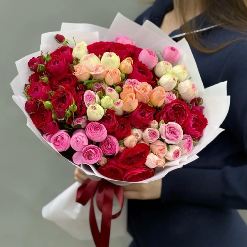 Букет из 15 разноцветных веток кустовых роз в Рошале