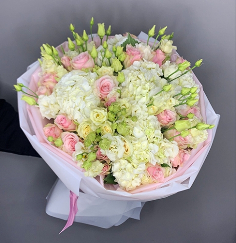 Букет "София" из гортензий, эустом и роз в Рошале