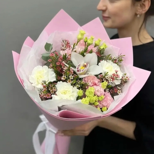 Букет с королевской орхидеей, диантусами, эустомой и шамелациумом в Рошале