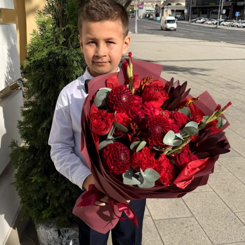 Букет с георгинами, розами и леукадендроном в Рошале
