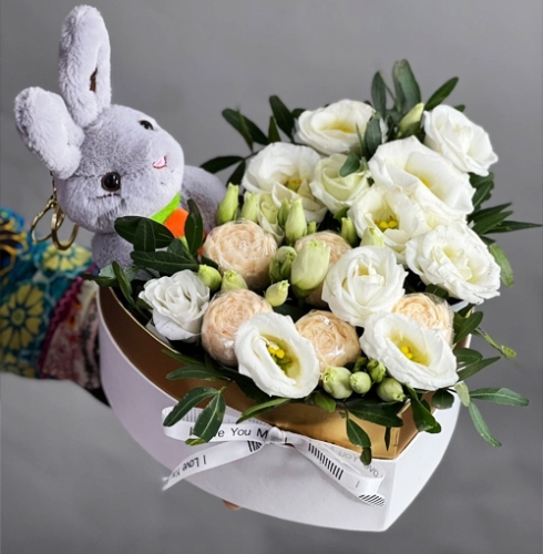 Композиция в коробке сердца из шоколадных пионов и эустом в Рошале