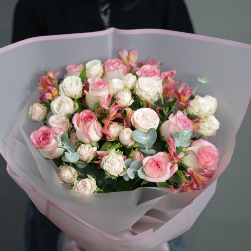 Букет "Розовый фламинго" из роз, альстромерии и эвкалипта в Рошале