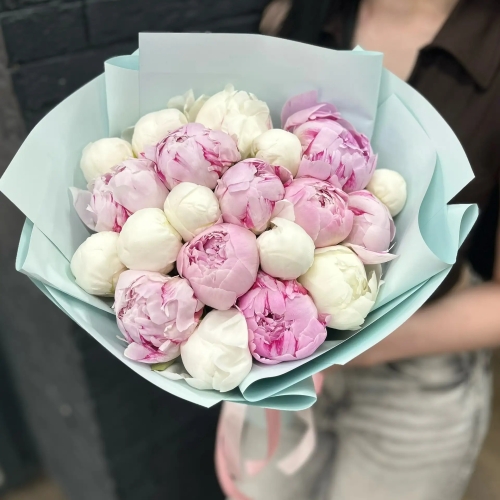 Микс из 19 бело-розовых пионов в Рошале